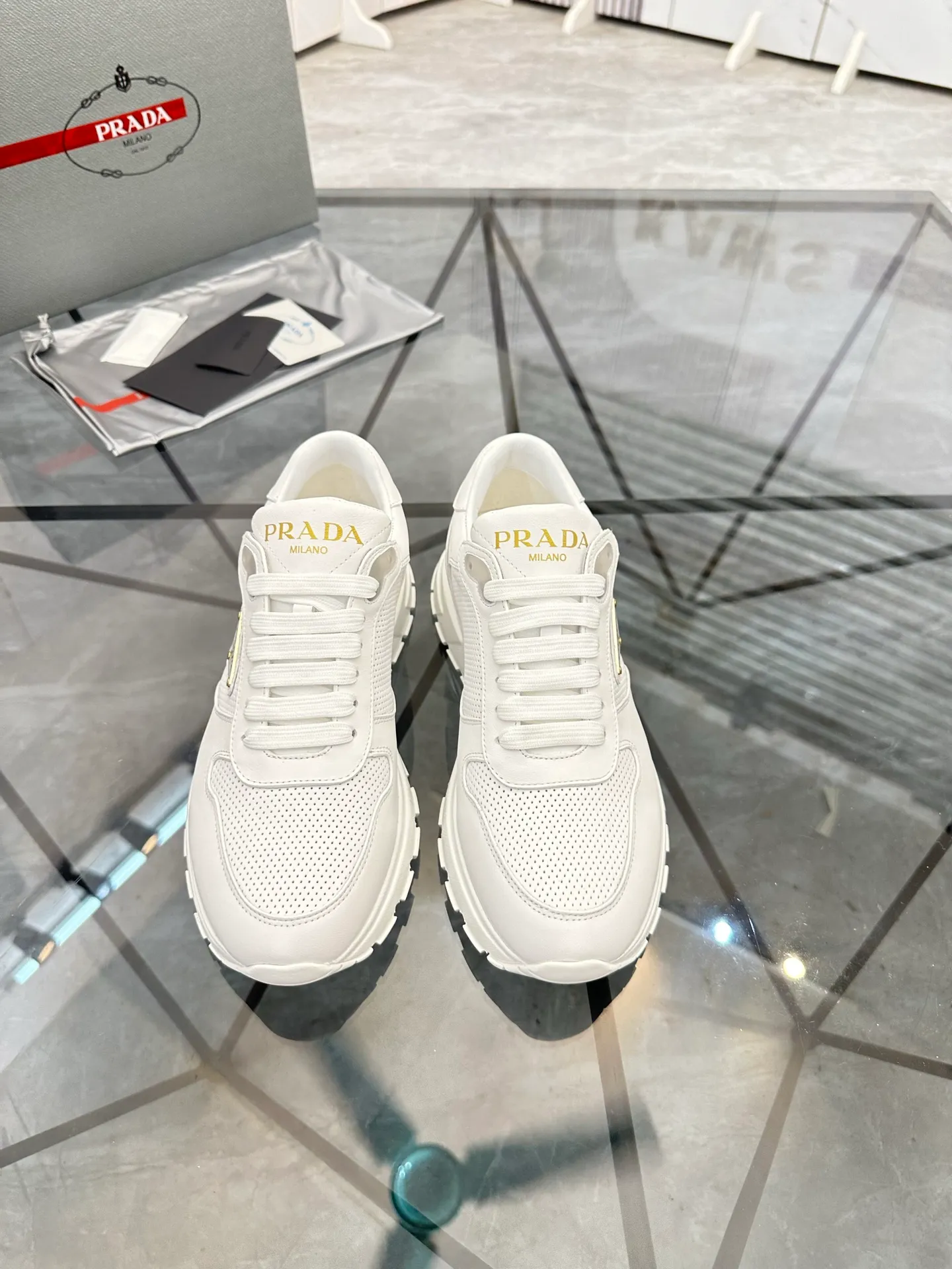 Men's shoes: 💰P580¥ High-end top quality Product trademark: Prada *"Prada*" low-top casual shoes Regular size: 38-45 (can be customized to 46) Product materials: imported first-layer cowhide for the upper, cowhide lining, cowhide feet, original outsole. Number: 832
